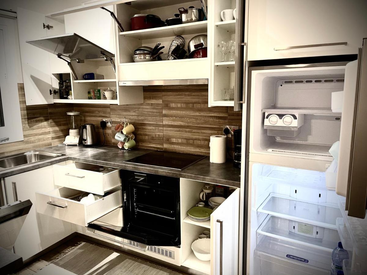 Coral Bay Modern Renovated Apartment By The Sea بافوس المظهر الخارجي الصورة