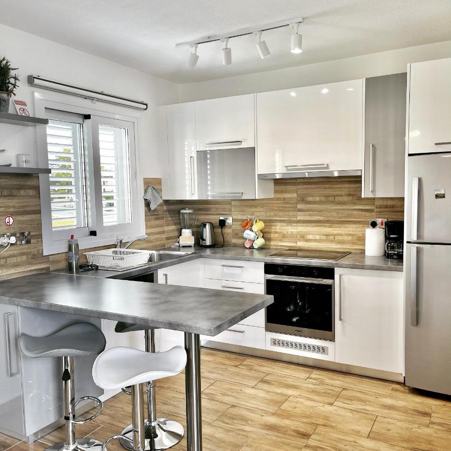 Coral Bay Modern Renovated Apartment By The Sea بافوس المظهر الخارجي الصورة