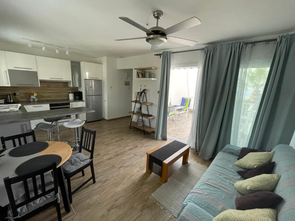 Coral Bay Modern Renovated Apartment By The Sea بافوس المظهر الخارجي الصورة