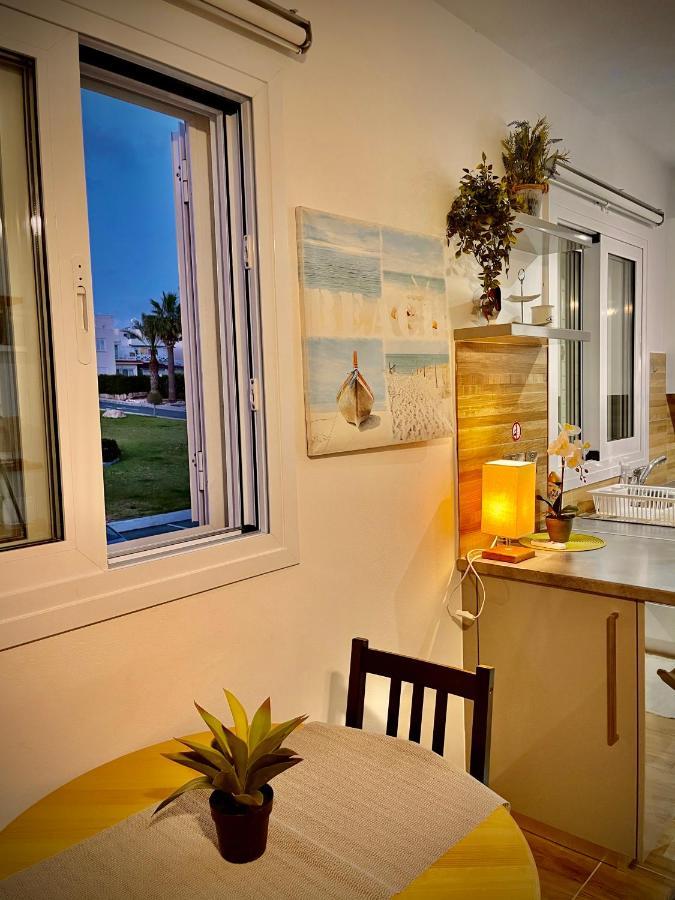 Coral Bay Modern Renovated Apartment By The Sea بافوس المظهر الخارجي الصورة